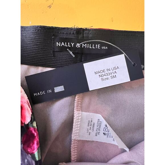 Nally & Millie Velour Floral Pull-On High Rise Trouser Pants Black/Red S/M NWT - Picture 4 of 6